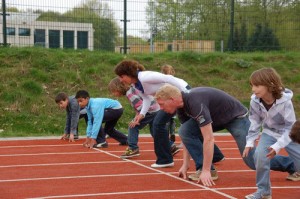 Kinderfeest atletiek rennen werpen en springen